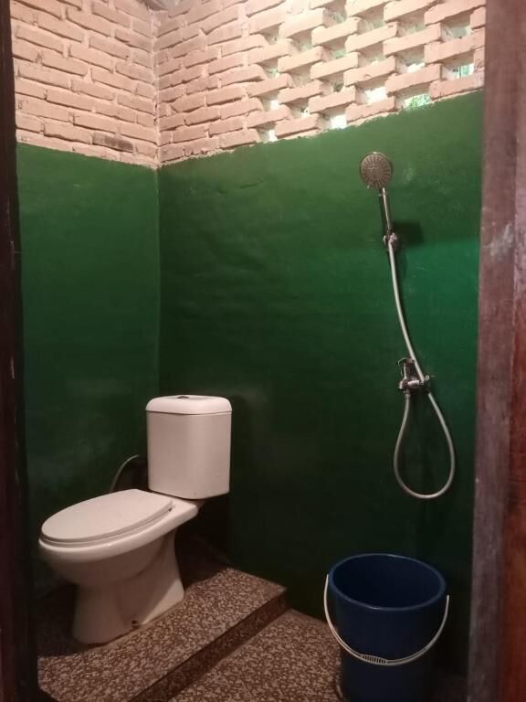 Een douche, gratis toiletartikelen, handdoeken, zeep