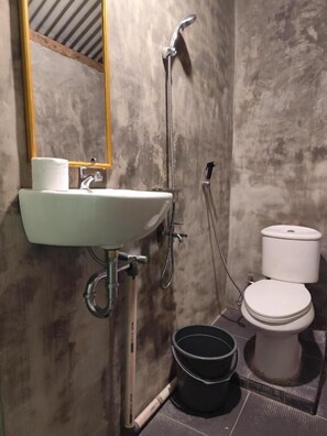 Dusche, kostenlose Toilettenartikel, Handtücher, Seife