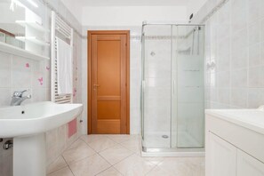 Apartamento, 2 quartos, sacada, vista para a cidade | Banheiro