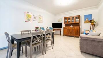 Apartamento, 2 quartos, sacada, vista para a cidade | Sala de jantar