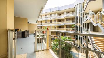 Apartamento, 2 quartos, sacada, vista para a cidade | Sacada
