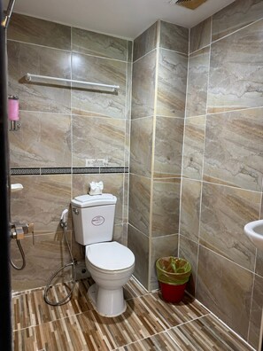 Shower, free toiletries, hair dryer, bidet - Chilli House Patong (Patong)