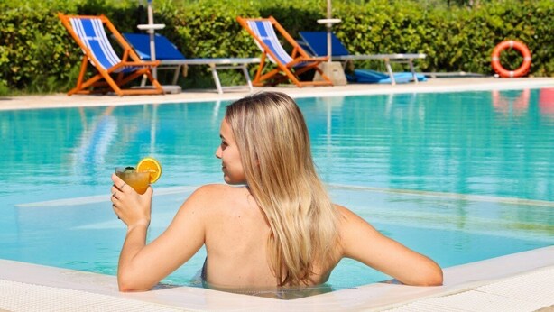 A pool area with lounge chairs and a lifebuoy. - Agriturismo Polgara (Casciana Terme Lari)