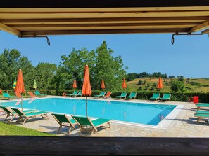 Seasonal outdoor pool, open 9:00 AM to 7:00 PM, pool umbrellas - Agriturismo Polgara (Toscana)