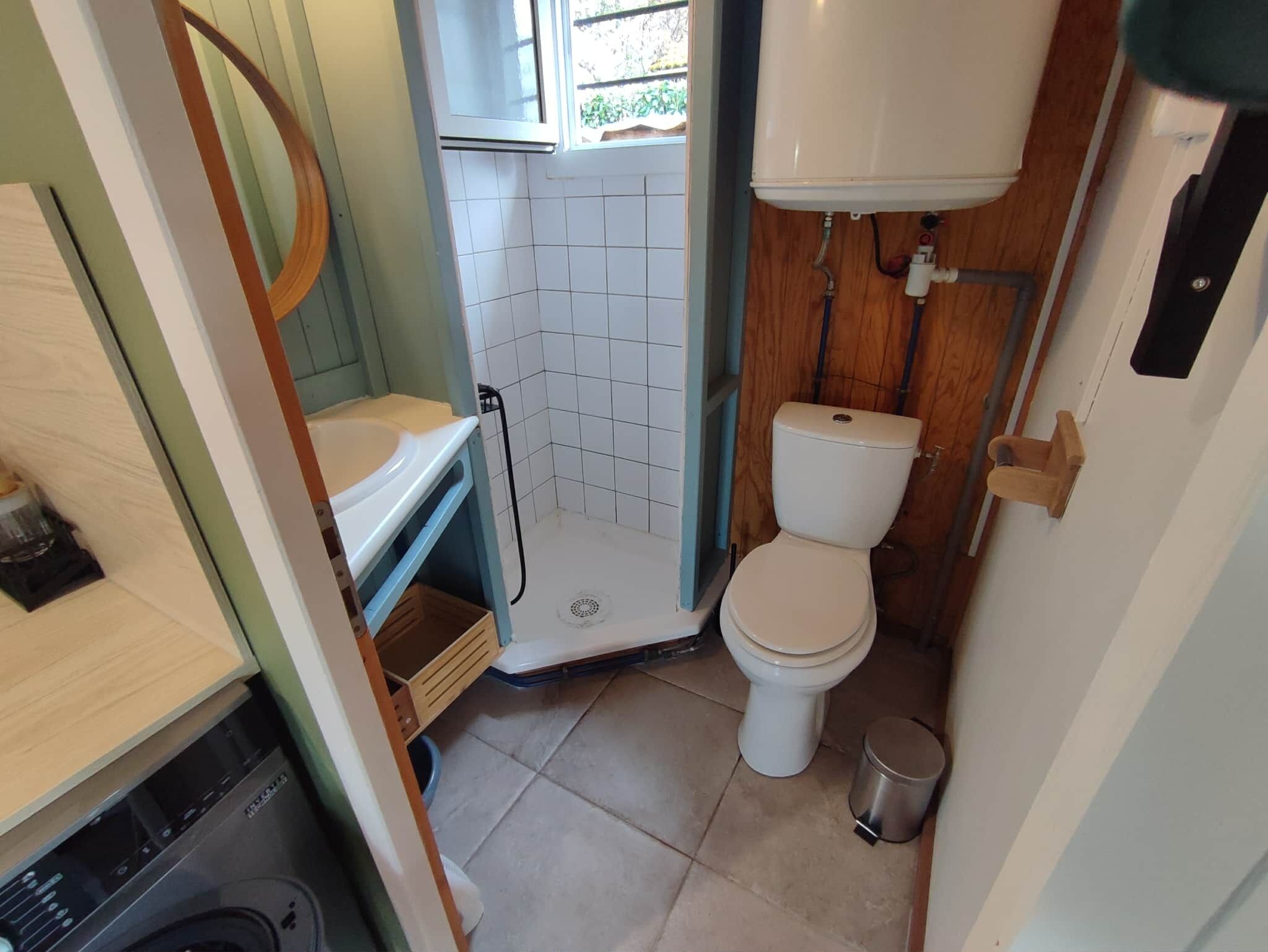 Serviettes fournies, papier toilette