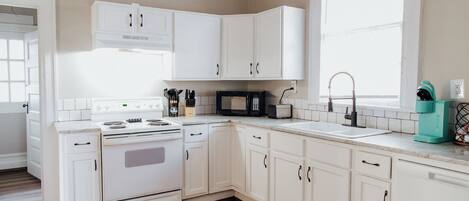 Kjøleskap, mikrobølgeovn, ovn og kokeplater