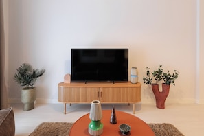 アパートメント 3 ベッドルーム バルコニー シティビュー | リビングルーム | 40 インチのスマートテレビ (デジタル放送視聴可)