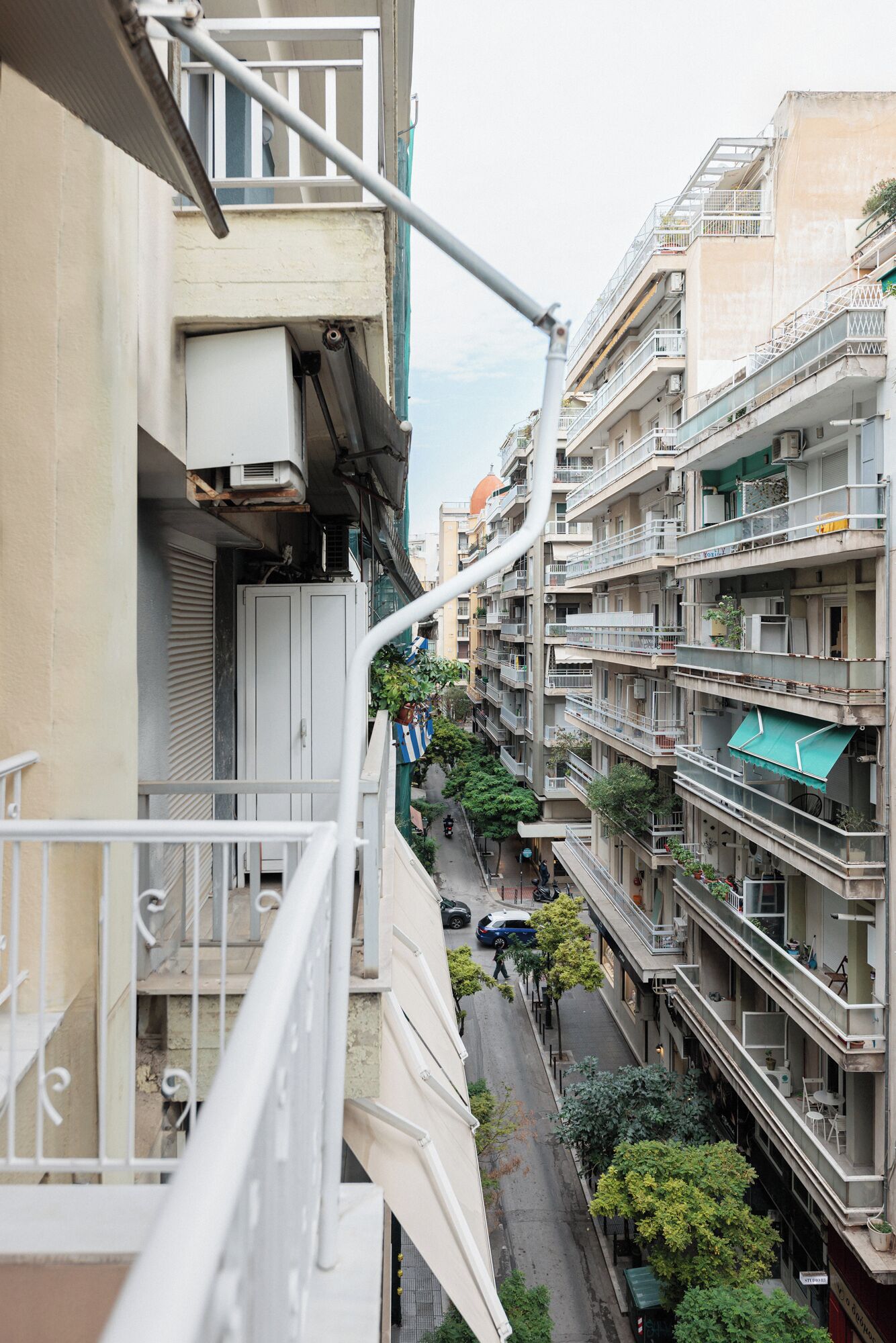 Huoneisto, 3 makuuhuonetta, parveke, kaupunkinäköala | Näkymä kadulle