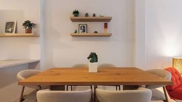 公寓, 3 间卧室, 阳台, 城市景观 | 客厅 | 40-英寸智能电视(配备数码频道)