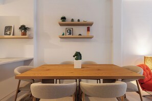 公寓, 3 间卧室, 阳台, 城市景观 | 客厅 | 40-英寸智能电视（配备数码频道）