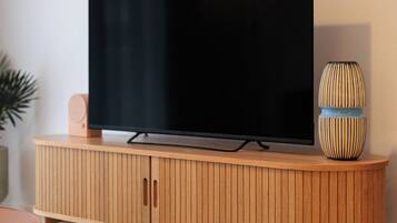 公寓, 3 間臥室, 露台, 城市景 | 書桌、手提電腦工作空間、遮光窗簾/窗簾、熨斗/熨衫板