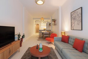 Apartament, 3 dormitoris, balcó, vistes a la ciutat | Sala d'estar | Televisor intel·ligent de 40 polzades amb canals digitals 