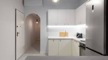 Huoneisto, 3 makuuhuonetta, parveke, kaupunkinäköala | Yksityinen keittiö | Täysikokoinen jääkaappi, uuni, liesi, astianpesukone