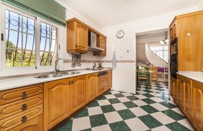 Réfrigérateur, micro-ondes, four, lave-vaisselle