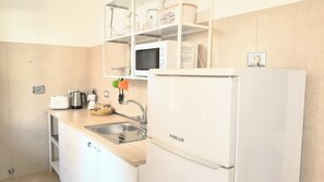 Fridge, microwave, stovetop, coffee/tea maker - Maya Suite & Garden: 40 sqm, at the gateway to Val d'Orcia, ideal for couples (Sarteano)