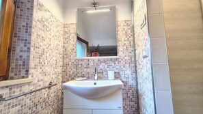 Haartrockner, Handtücher, Seife, Shampoo