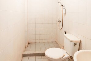 Superior Room | Bathroom - TwoSpaces Living at Keputran Homestay (Surabaya)