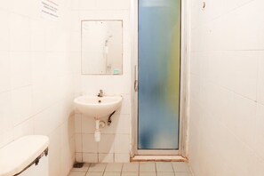 Superior Room | Bathroom - TwoSpaces Living at Keputran Homestay (Surabaya)