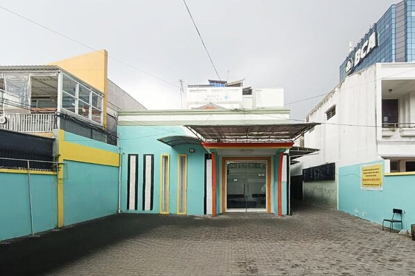 Exterior - TwoSpaces Living at Keputran Homestay (Surabaya)