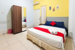 Superior Room | Free WiFi - TwoSpaces Living at Keputran Homestay (Surabaya)