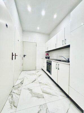 Basic Apartment | Private kitchen | Fridge, oven, stovetop, cookware/dishes/utensils - Elegant Five Bedroom Residence Alterlaa (Vienna)