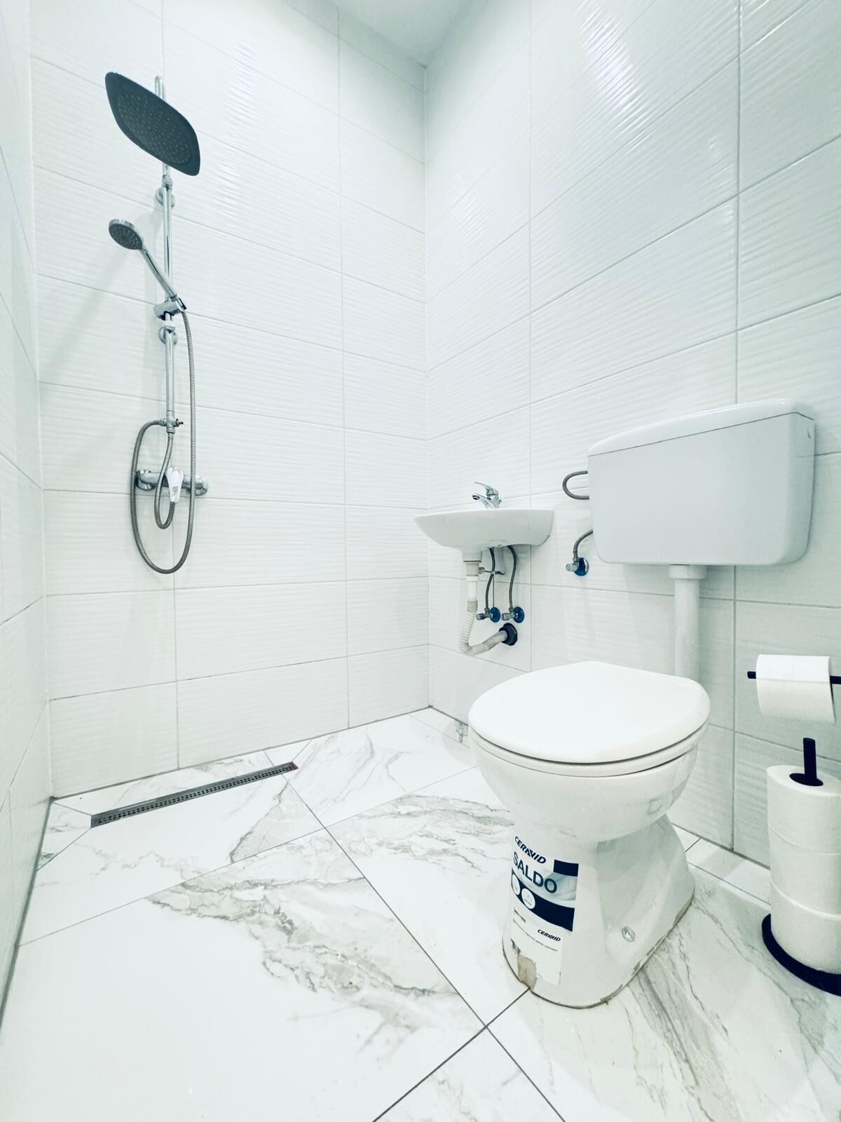 Basic Apartment | Bathroom | Shower, free toiletries, hair dryer, towels