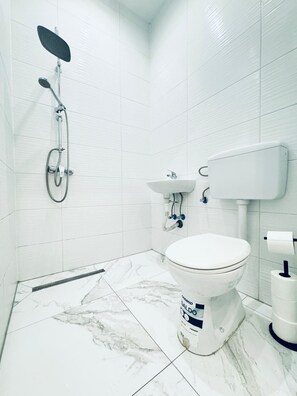 Departamento básico | Baño | Regadera, amenidades de baño gratuitas, secadora de cabello, toallas 