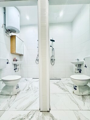 Basic Apartment | Bathroom | Shower, free toiletries, hair dryer, towels - Elegant Five Bedroom Residence Alterlaa (Vienna)