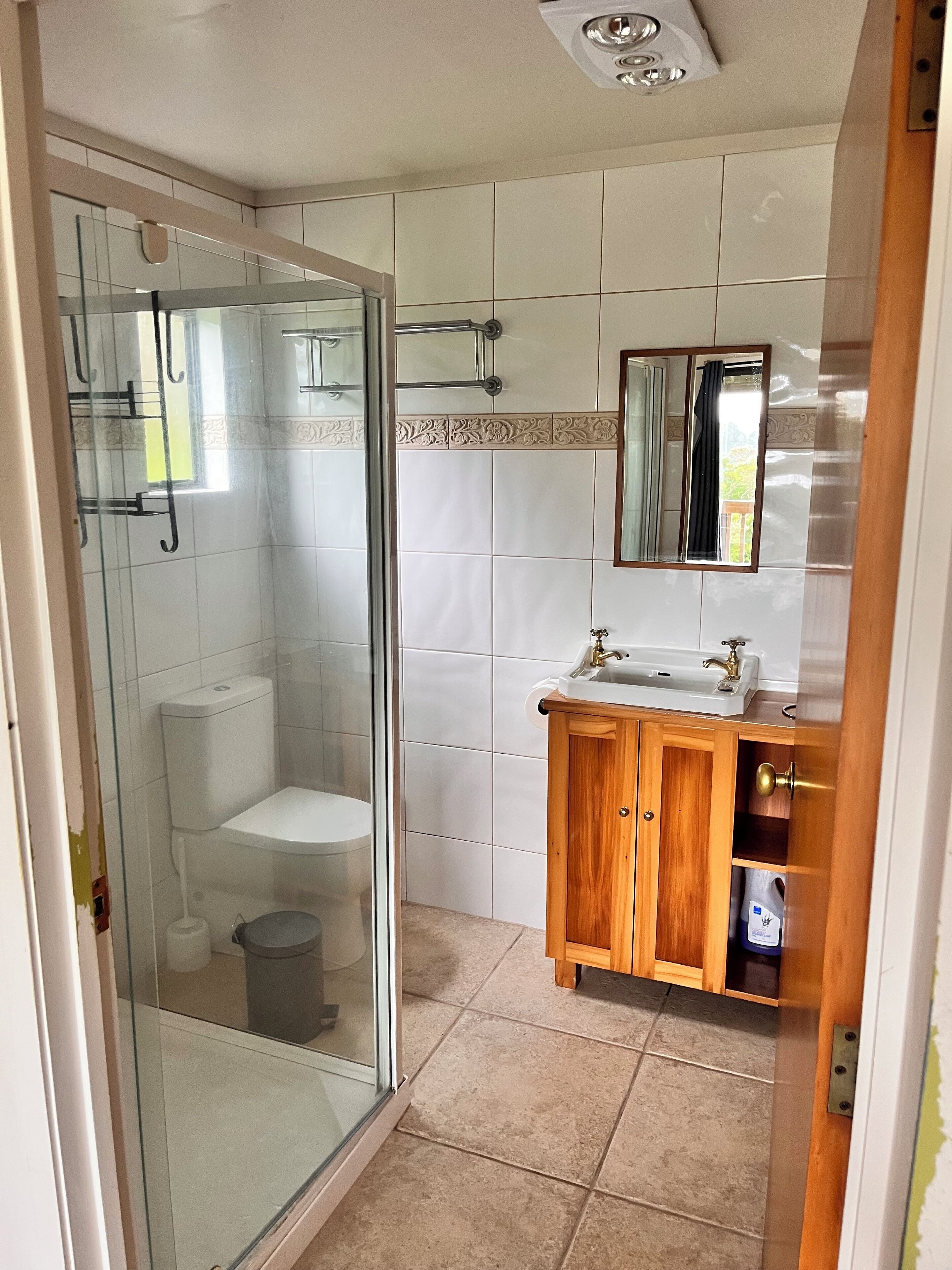 Dusche, Handtücher, Seife, Toilettenpapier