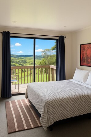 1 bedroom, iron/ironing board, WiFi, bed sheets - Valley Views Barn - self contained accommodation with amazing views (Waiatarua)