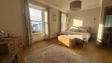 Travel cot, Internet, bed sheets