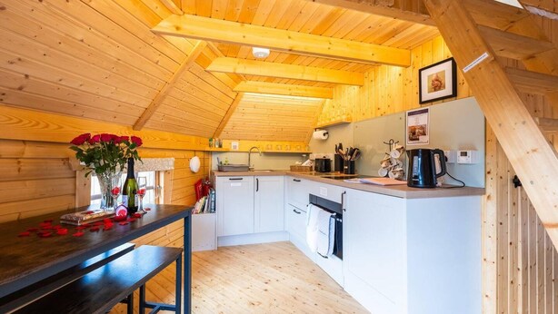 Fridge, microwave, oven, stovetop - Cosy Country Lodge w Mezzanine nr Brands Hatch (West Malling)