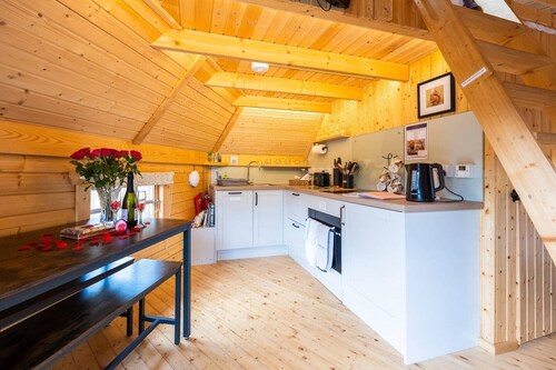 Cosy Country Lodge w Mezzanine nr Brands Hatch