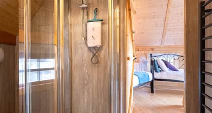 Cosy Country Lodge w Mezzanine nr Brands Hatch