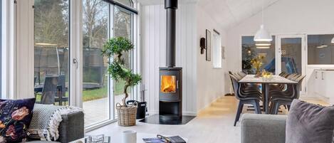 Kamin, Tischfußball, Tischtennisplatte