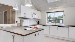 Fridge, microwave, oven, stovetop - VillaVilla 543 - Marielyst, Lolland/Falster/møn (Væggerløse)
