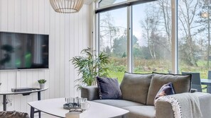 Una televisión, una chimenea, una consola de videojuegos, un futbolín