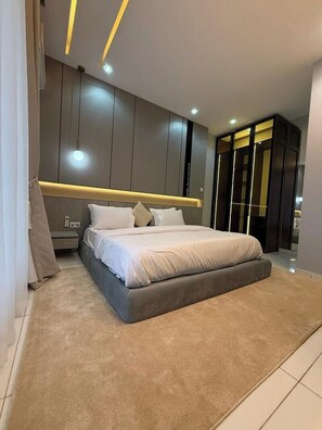 Apartamento standard, sacada, vista para a cidade | Cofres nos quartos, escrivaninha, espaço de trabalho para notebook