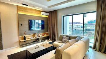 Apartamento standard, sacada, vista para a cidade | Área de estar