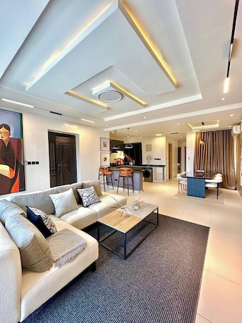 Apartamento standard, sacada, vista para a cidade | Área de estar | TV de tela plana. Deluxe Haven Apartment