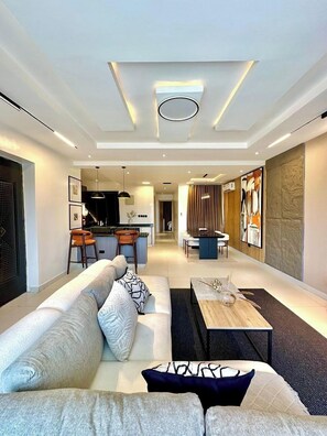 Apartamento standard, sacada, vista para a cidade | Área de estar