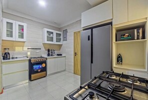 Standard Apartment, Balcony, City View | Private kitchen | Fridge, microwave, oven, stovetop - Deluxe Haven Apartment (Lagos)