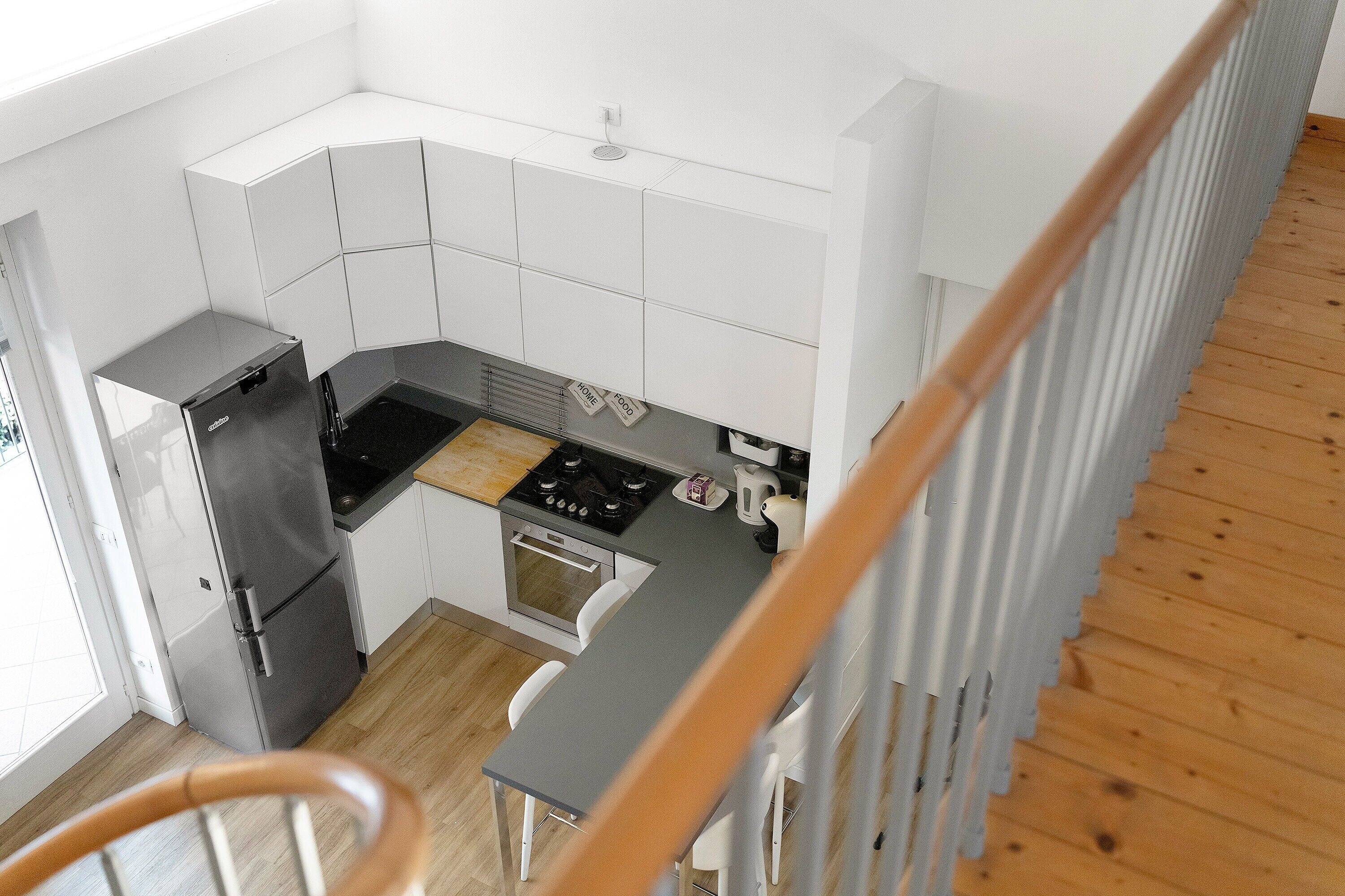 Frigorífico, horno, placa de cocina y lavavajillas