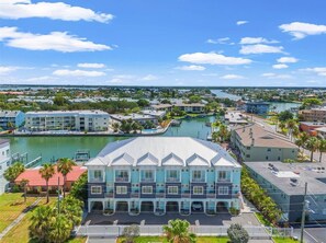 A multi-story hotel with a central courtyard, surrounded by water and other buildings. - Wonderful Furnished 3-bed townhome in Treasure Island on Intracoastal Waterway (Treasure Island)