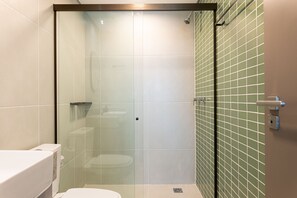 Apartment | Bathroom | Shower, towels, soap, shampoo - Praia de Gameleira Housi in Boa Viagem by Carpediem (Recife)