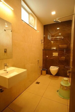 Regadera, amenidades de baño gratuitas, toallas 