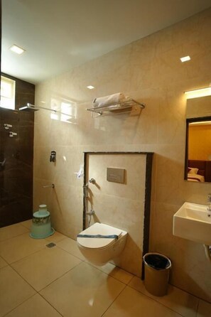 Shower, free toiletries, towels - APS Residency (Tiruvannamalai)