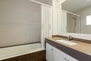 Shower, towels - ‘Lemon Tree’ Apartment with Private Terrace, Wi-Fi and Air Conditioning (Canet de Mar)
