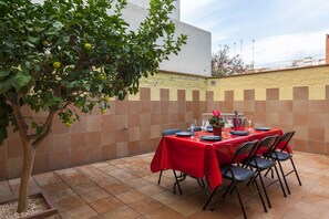 Outdoor dining - ‘Lemon Tree’ Apartment with Private Terrace, Wi-Fi and Air Conditioning (Canet de Mar)