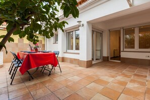 Outdoor dining - Lemon Tree Apartment with Private Terrace, Wi-Fi and Air Conditioning (Canet de Mar)